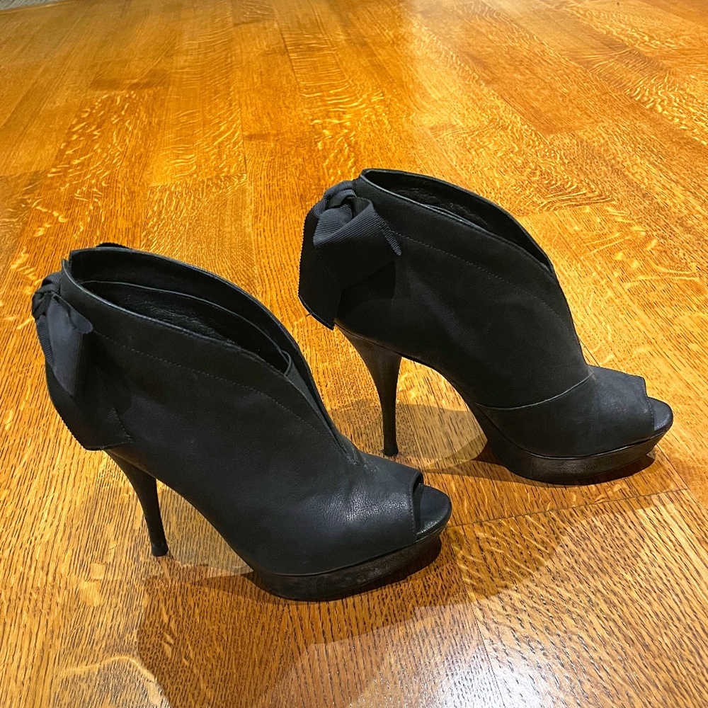 Vera Wang- peep toe heels with bow in back Size 7